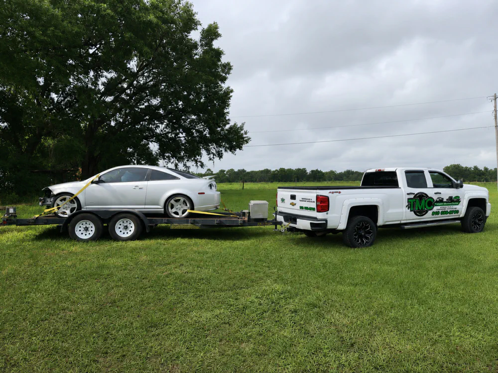 Automobile chargée derrière la camionnette TMC